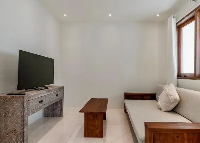 Alba, Berawa, Large Private 4br Near The Villa *