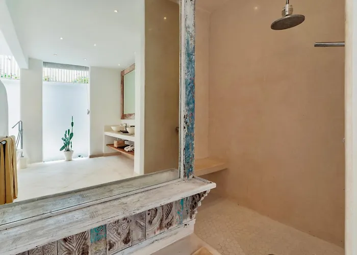 Villa Alba, Berawa, Large Private 4br Near The