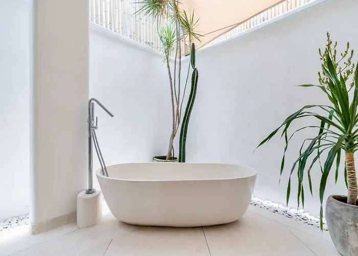 Alba, Berawa, Large Private 4br Near The Villa *