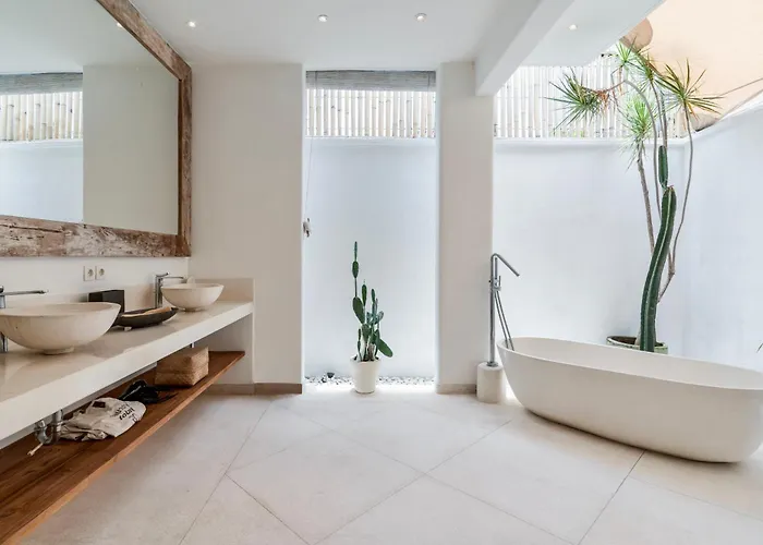 Villa Alba, Berawa, Large Private 4br Near The
