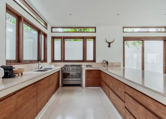 Villa Alba, Berawa, Large Private 4br Near The